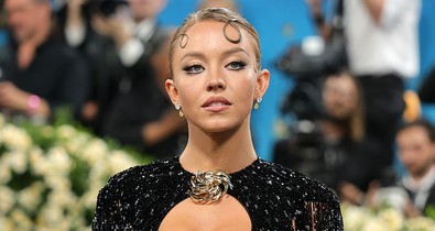 Sydney Sweeney ruhája nem sokat hagyott a képzeletre, hatalmas feltűnést keltett a merész darabban