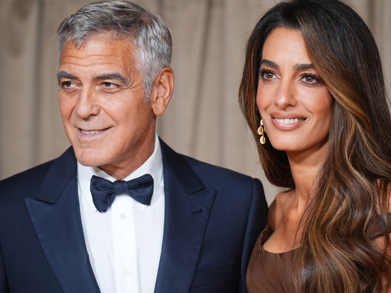 Amal Clooney földöntúli szépségként ragyogott arany ruhájában George Clooney mellett
