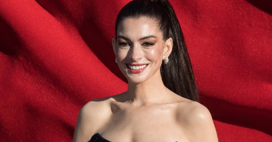 Anne Hathaway élete legizgalmasabb meztelenruháját viselte, óriási feltűnést keltett a vörös szőnyegen