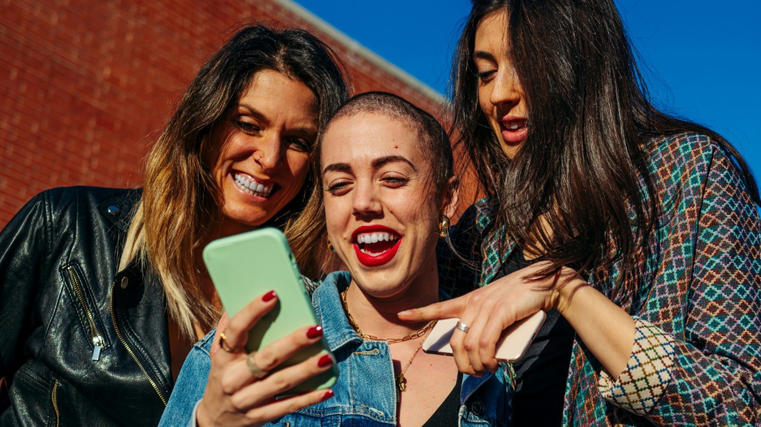 glamour közösségi média okosteleno