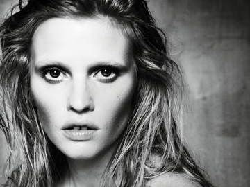 A nőiesség ünnepe - Lara Stone meztelenül