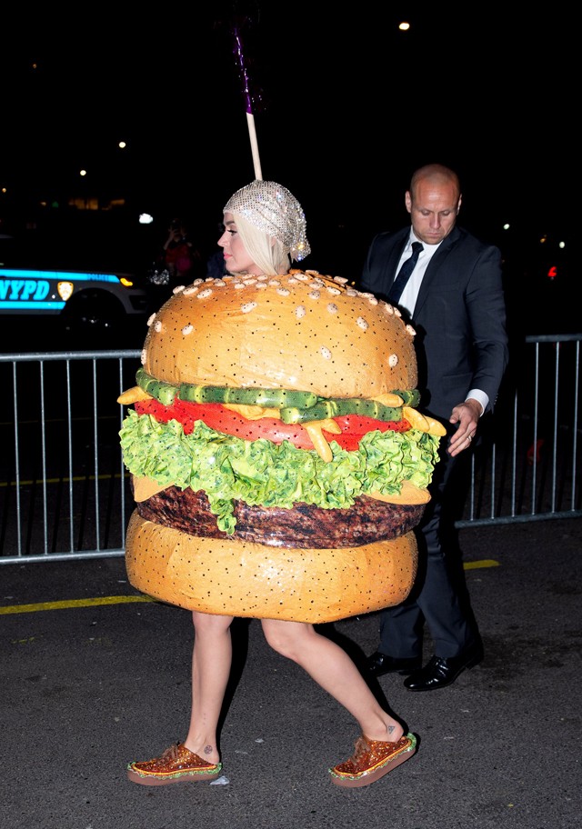 Mindenki szexizett, Katy Perry pedig hamburgernek öltözött a Met gála afterpartiján