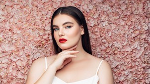 Visszatérhetnek a kilencvenes évek, de a mesterséges intelligencia is egyre nagyobb szerepet kap majd - szakértő mesél az idei év sminktrendjeiről