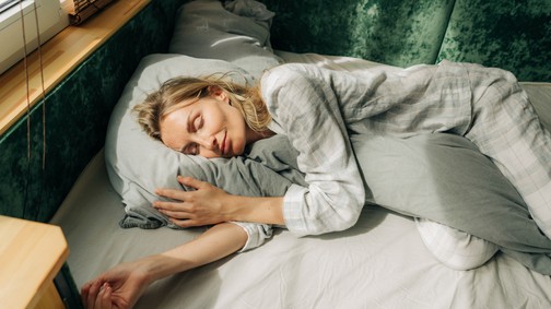 Szeretsz a jobb oldaladon aludni? Az orvos szerint most azonnal állj le vele: súlyos károkat okozol vele a szervezetednek