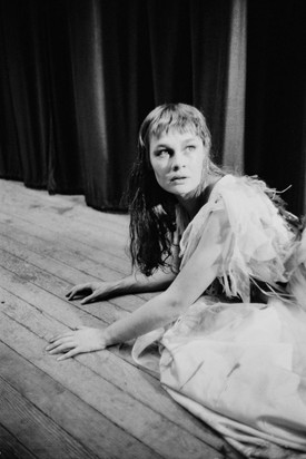 Csak úgy áradt belőle a báj és a kifinomultság. Ekkoriban már hatalmas népszerűségnek örvendett Angliában. (1957)