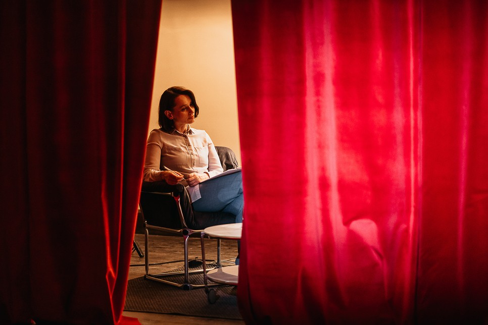 Hámori Gabriella az Extázis Uncut című filmben a terapeuta karakterét alakítja