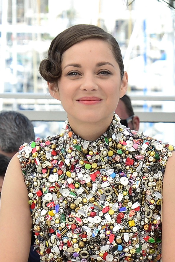 Marion Cotillard lehet, hogy felvonultatta Cannes legjobb minijét, de ezt a cuki csavart is imádjuk a hajában.