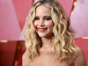 Jennifer Lawrence megtalálta a nyár legtökéletesebb kiegészítőjét: az ölebet!