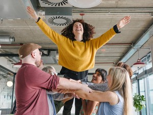 A fájdalmas érzések sokszor testi tünetekként jelennek meg - a Szomatodráma közben az ember megtanul beszélgetni a testével, hogy jól tudjon gondoskodni róla