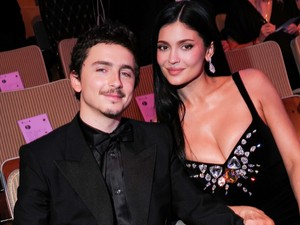 Kylie Jenner és Timothée Chalamet le sem tudták venni a kezüket egymásról, a pár szerelmesebb, mint valaha