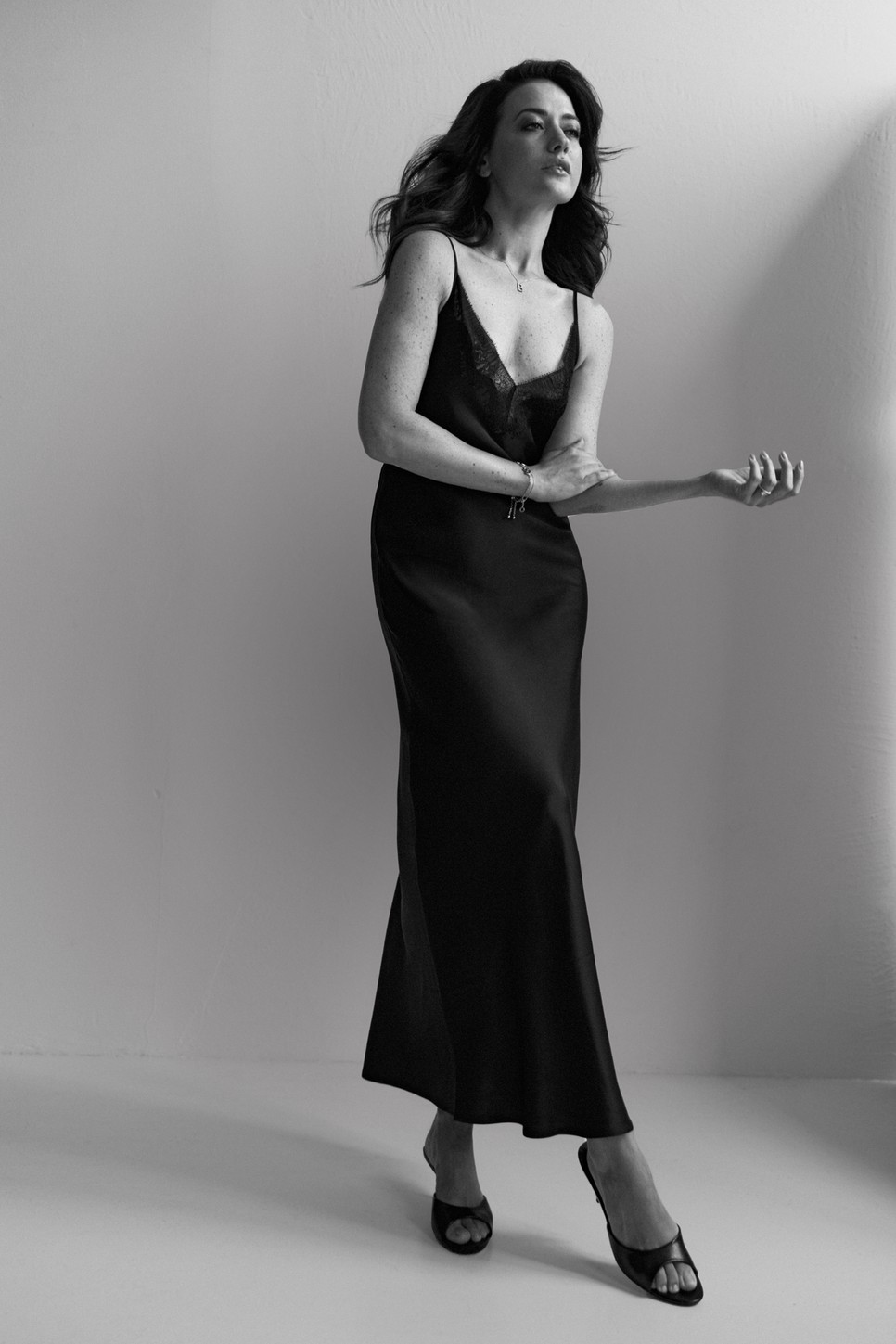 Nagy Adri interjú – Neglizsé ruha MASSIMO DUTTI, Papucs ZARA