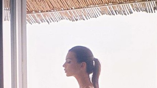 Emily Ratajkowski ledobta a ruháit Instagramon