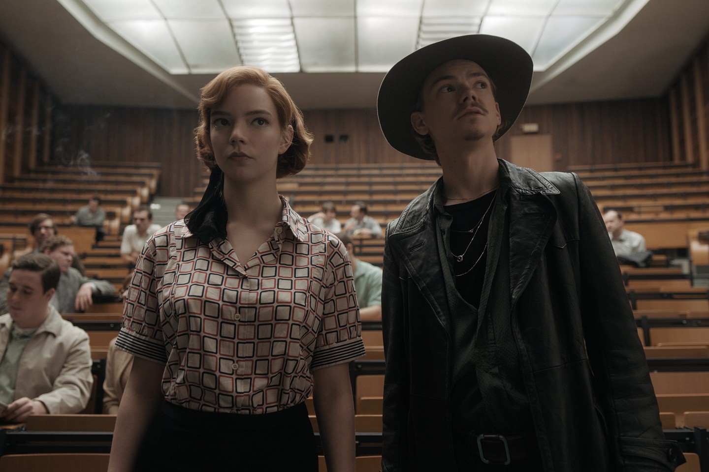 Thomas Brodie-Sangster Anya Taylor-Joy oldalán a 2020-as Vezércsel című Netflix-sorozatban