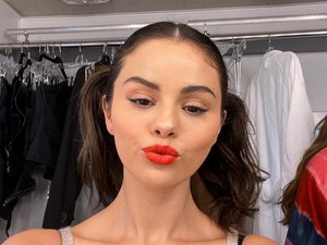 Dobj el mindent: Selena Gomez meztelenruhában és a világ legnagyobb dekoltázsában érkezett az Emmy-díjátadóra