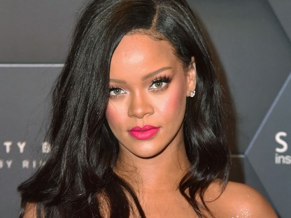 Rihanna a világ leggyönyörűbb fehér kabátjában ünnepelte új boltjának megnyitását