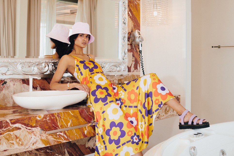 Virágos ruha TOMCSANYI tomcsanyi.eu Kalap TAU BUDAPEST taubudapest.com Szandál DR MARTENS-Humanic 50 990 Ft