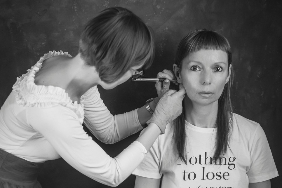 Molnár Tímea a füllyukasztást mindig a pontos hely kijelölésével kezdi