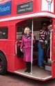 Kamilla királyné 2010-ben egy régi londoni Route Master busszal utazott, miközben a London Transport Museum felé tartott. A St. Augustine’s CE iskola tanulói tartottak vele: részt vettek a múzeumban a National Literacy Trust által rendezett fogadáson.