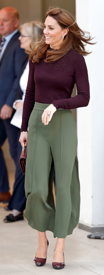 Kezdjük is a stíluskirálynővel: Katalin hercegné 2019 októberében egy olivazöld nadrág és egy padlizsán lila pulóver mellett döntött, egy színben hozzá tökéletesen passzoló cipővel. Az olíva színű nadrágok előnye, hogy sokoldalúak és semlegesek, így sokféle árnyalatú pulóverrel, pólóval és blézerrel kombinálhatók.