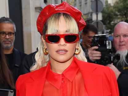 Rita Ora tetőtől talpig vörösben ünnepli a saját kapszulakollekcióját Párizsban