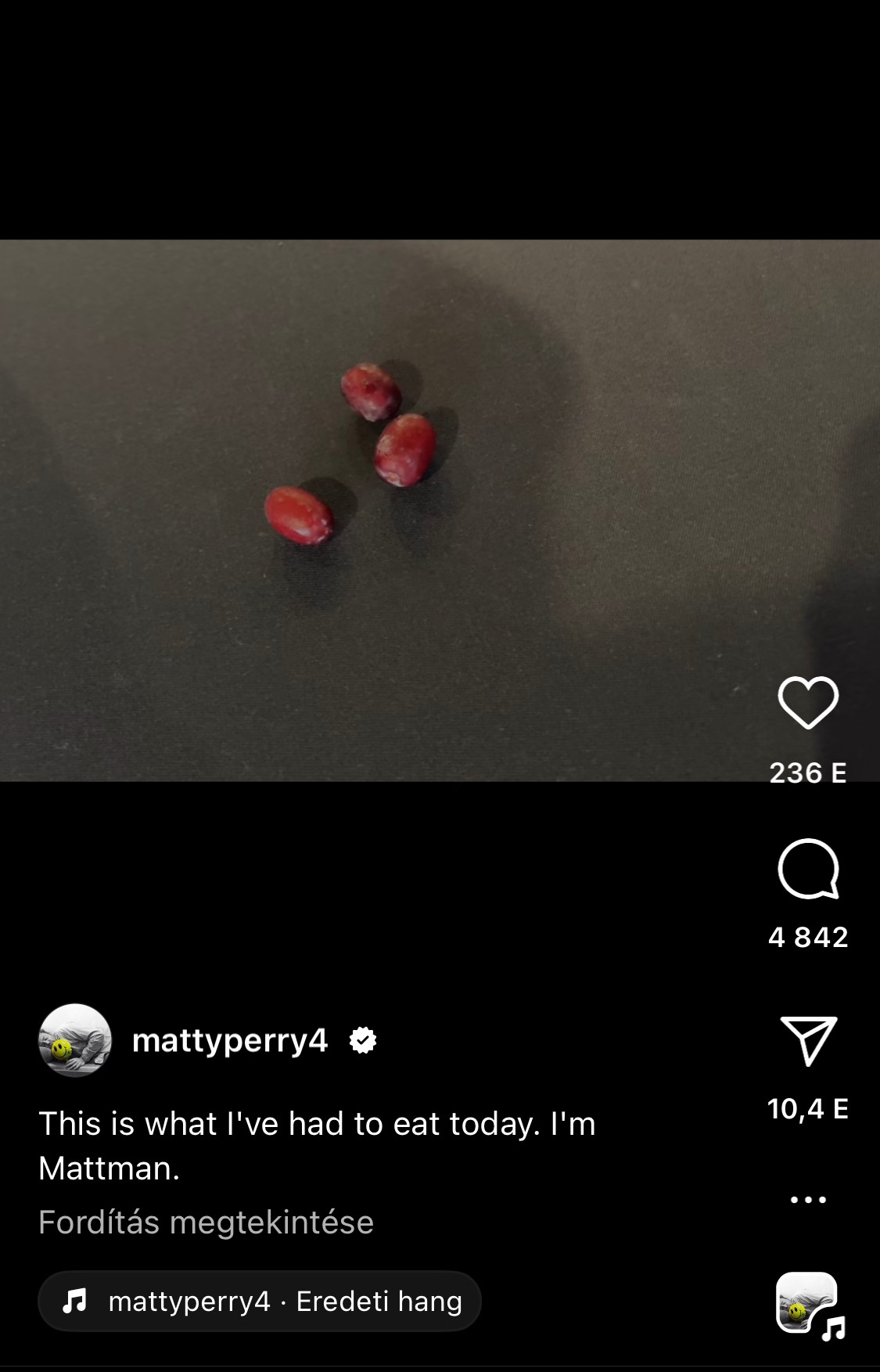 Matthew Perry október 23-án egy olyan videót osztott meg, ahol három piros bogyót dobott az asztalra. A tartalomhoz azt írta, hogy ezt ette aznap. Továbbá azt: I'm Mattman (Mattman vagyok).