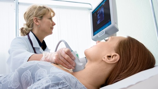 Hajhullás, indokolatlan hízás vagy fogyás, aluszékonyság: ismerd meg a pajzsmirigybetegségek mögött rejlő lehetséges okokat! 