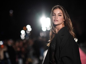 Palvin Barbara Irina Shayk és Joan Smalls társaságában az Intimissimi nagyszabású jégrevüjén