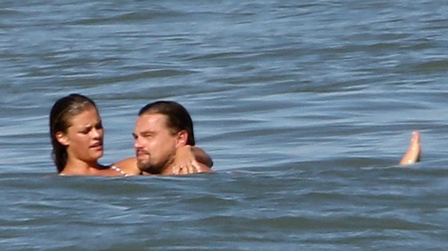 Tényleg ezzel a lánnyal jár az apatestet villantó Leonardo DiCaprio!