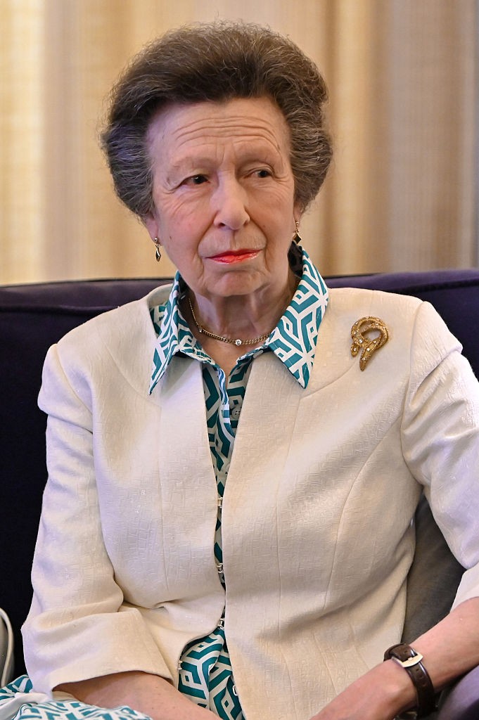 Anna hercegnő kabátját az a történelmi arany bross díszítette, amelyet legelőször 1969-ben viselt a nyilvánosság előtt