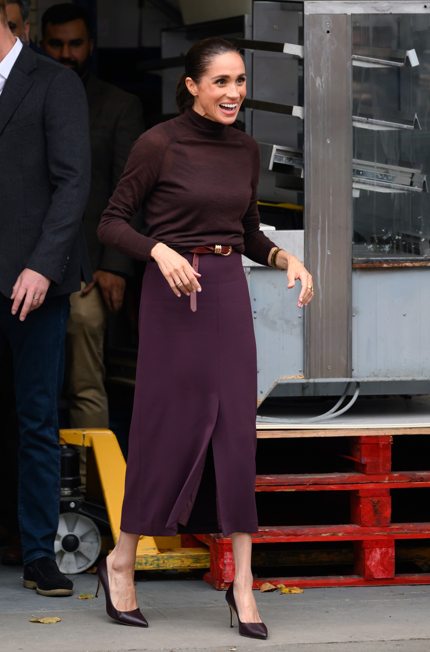 Meghan Markle csak úgy ragyog: Harry herceg felesége nemrég egy feltűnő, bordó összeállítást választott, amely csupa olyan darabból állt, amelyek az Egyesült Királyság legkedveltebb márkáitól származnak. A bordó gyapjú-kasmír kabáthoz magas nyakú „Yara” pulóvert vett fel, kiegészítőként pedig egy M&S övet választott. 