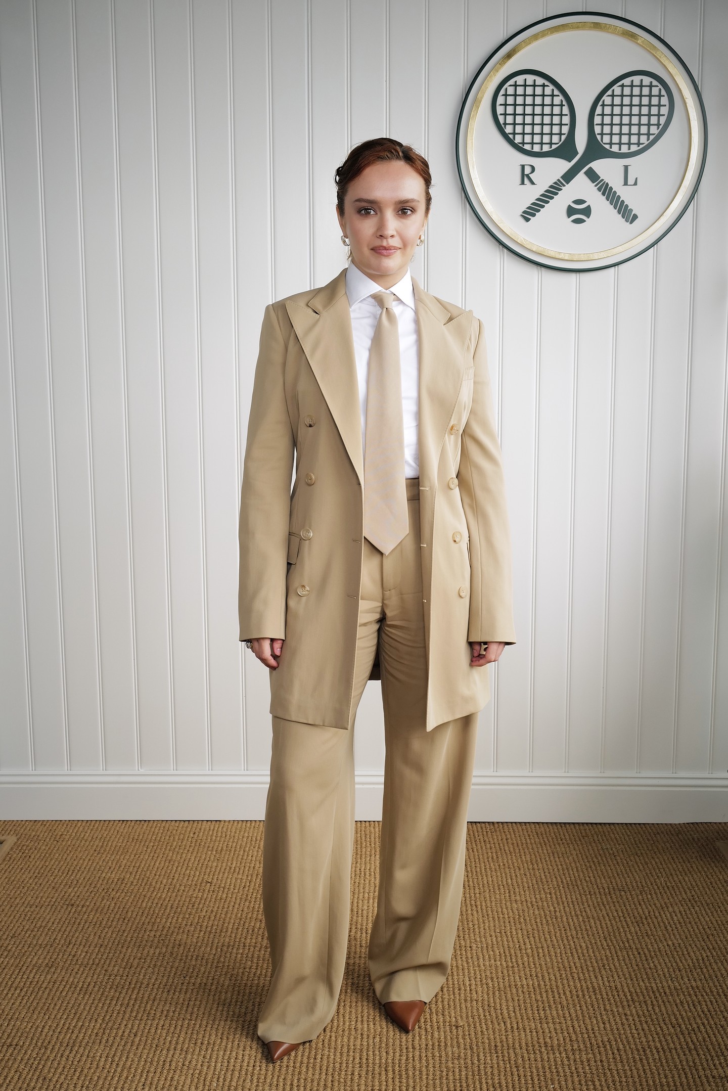 A Sárkányok Háza sztárja, Olivia Cooke egy klasszikus Ralph Lauren kosztümmel bizonyította be, hogy egy ilyen összeállítás nyáron is működik. Még egy hozzá illő nyakkendőt is bevállalt, ami még izgalmasabbá tette az összképet.