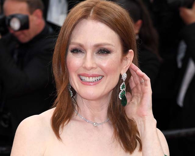 Julianne Moore a lehető legjobb színt választotta a vörös szőnyegre