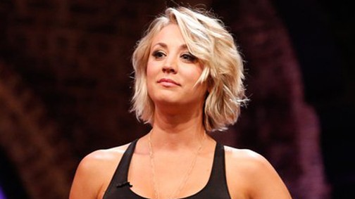 Úristen! Az Agymenők szőke bombázója sportmelltartóban, kockás hassal szuperdögös!