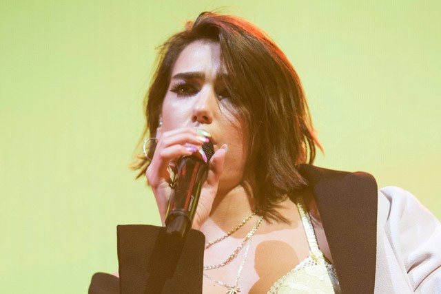 Egy szál melltartóban, és szuperkockás hassal demonstrál Dua Lipa