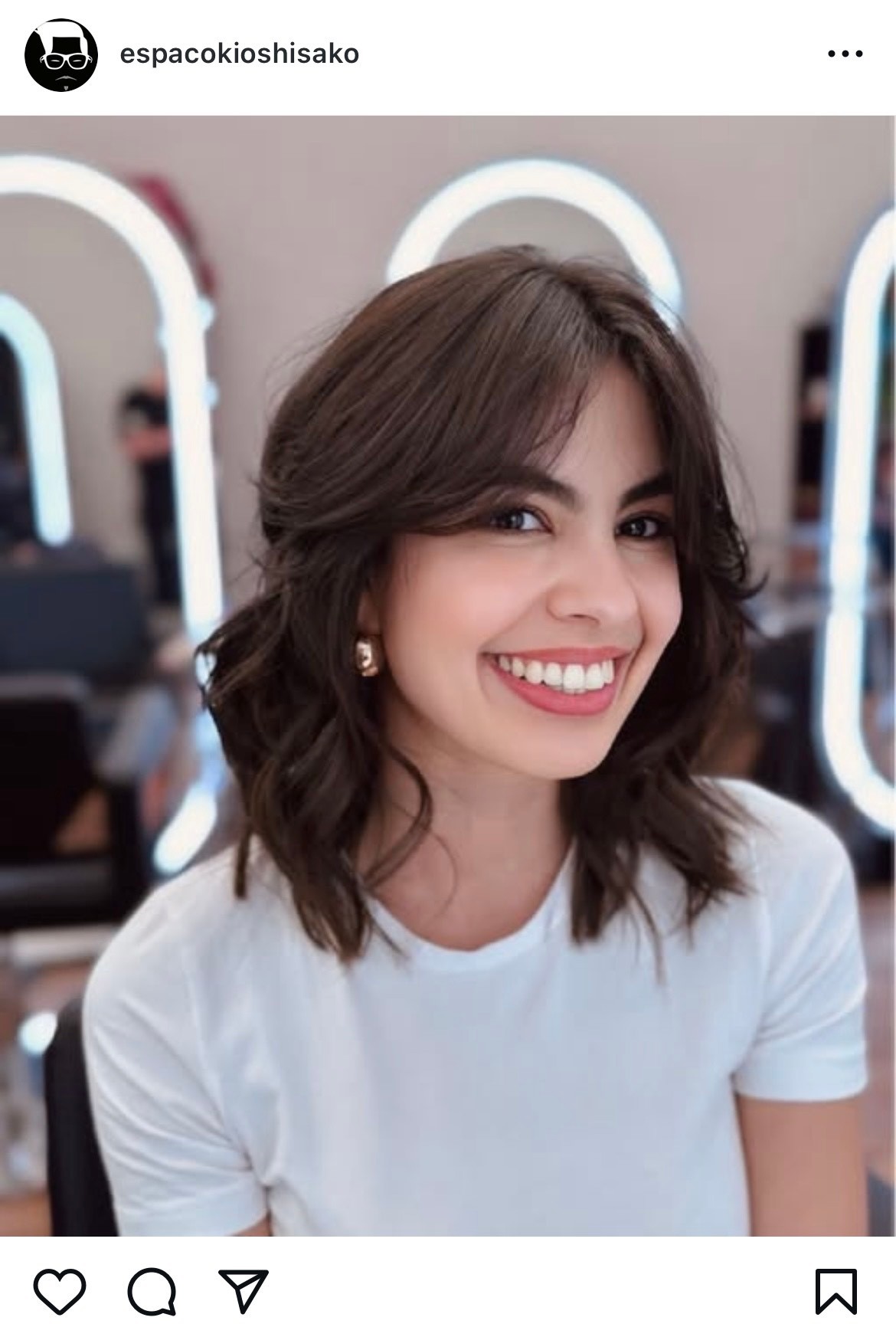 Rövid, fokozatos haj - ez az a frizura, amit két hajvágás között sem bánsz meg. Könnyen formázható, sikkes és karbantartása alig igényel időt és energiát. Glam-tipp: Ha egyenes a hajad, próbálj ki valamilyen sós-vizes hajformázó spray-t! Ezzel textúrát és laza hullámokat adhatsz a hajadnak. 