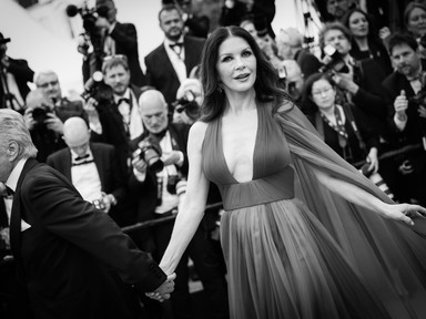 Catherine Zeta-Jones merész ruhában nyitotta meg a cannes-i filmfesztivált, Johnny Deppet 7 percig állva tapsolták