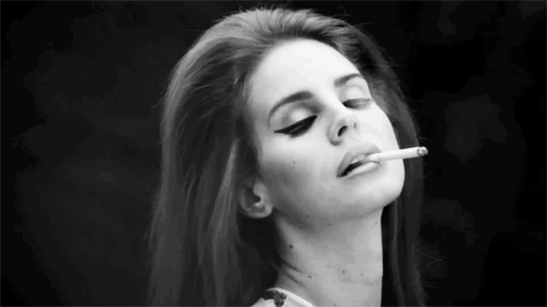 Lana Del Rey ismét fájdalmasan szerelmes, mi pedig imádunk vele szenvedni