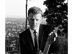 A sivatag ura, Josh Homme a francia divatház új ikonja
