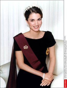 Ha nem tudnánk, hogy a képen Jordánia királynéját látjuk, simán elhinnénk, hogy egy szépségverseny győztese pózol a kameráknak. (2000)