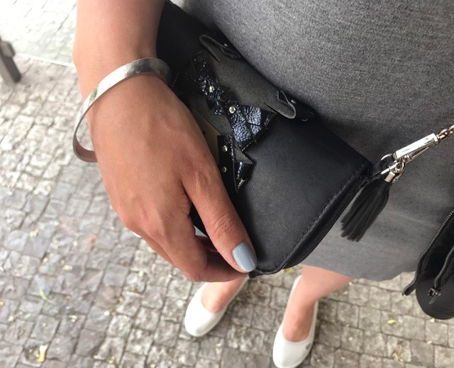 Szürke ruha, kényelmes cipő mára Takács Judittól