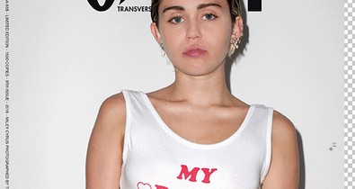 18+ Miley Cyrus felcsatolható műpénisszel és gumibottal játszik