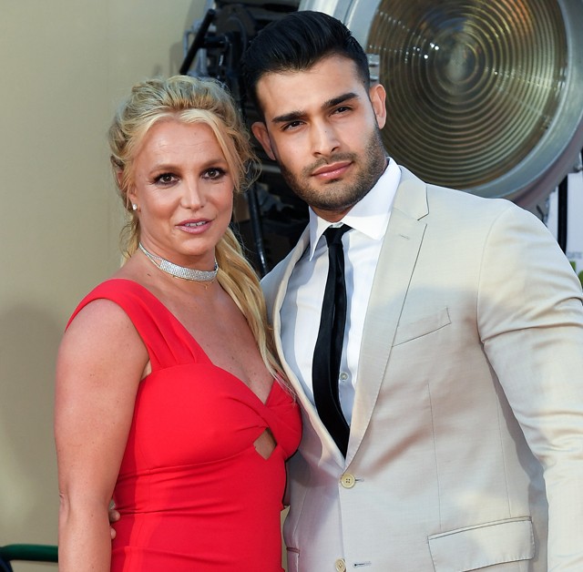 Britney végig bohóckodott, pasija inkább szexizett a vörös szőnyegen