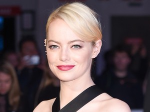 Hogy lehet, hogy Emma Stone egy ilyen fura ruhában is tökéletes?