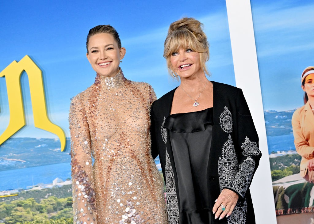 Kate Hudson és Goldie Hawn - Kate Hudson és édesanyja, Goldie Hawn között nemcsak a külsejüket, hanem a személyiségüket tekintve is rengeteg a hasonlóság. Mindketten vidámak, energikusak, egyszerűen öröm rájuk nézni. Goldie nemcsak édesanyaként, hanem példaképként is fontos szerepet tölt be Kate életében, köztudott róluk, hogy nagyon közel állnak egymáshoz.