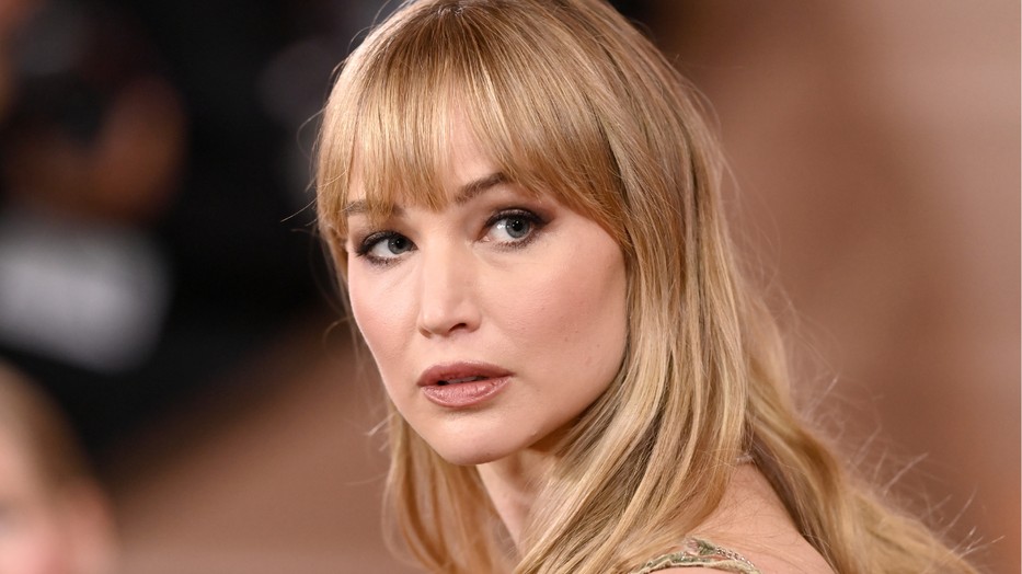Jennifer Lawrence merész utcai viseletével keltett feltűnést