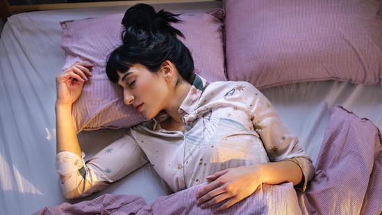 3 pofonegyszerű módszer, amivel soha többé nem ébredsz fel az éjszaka közepén: a szakértő is erre  esküszik