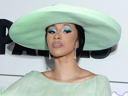 Cardi B őrületes tollruhában