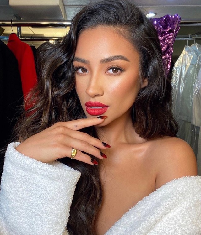 Get the Look: Így készítsd el Shay Mitchell klasszikus karácsonyi sminkjét