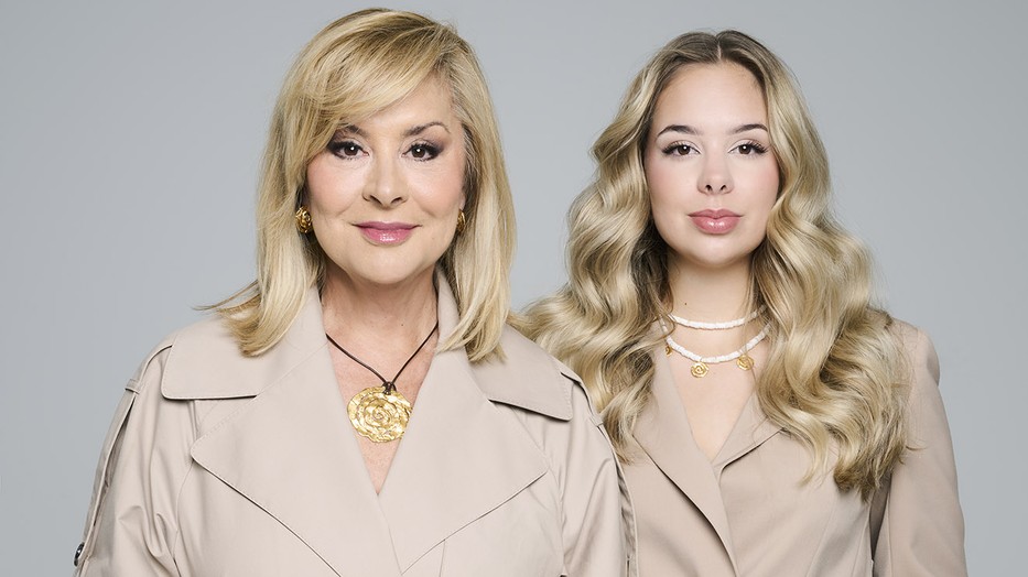 Szulák Andrea és lánya, Gyarmati Fanni digitális címlap – Andrea: Ballonkabát MAX MARA, Nyaklánc és fülbevaló EVA REMENYI Rozina: Nadrágkosztüm MAX MARA, Nyaklánc és fülbevaló EVA REMENYI