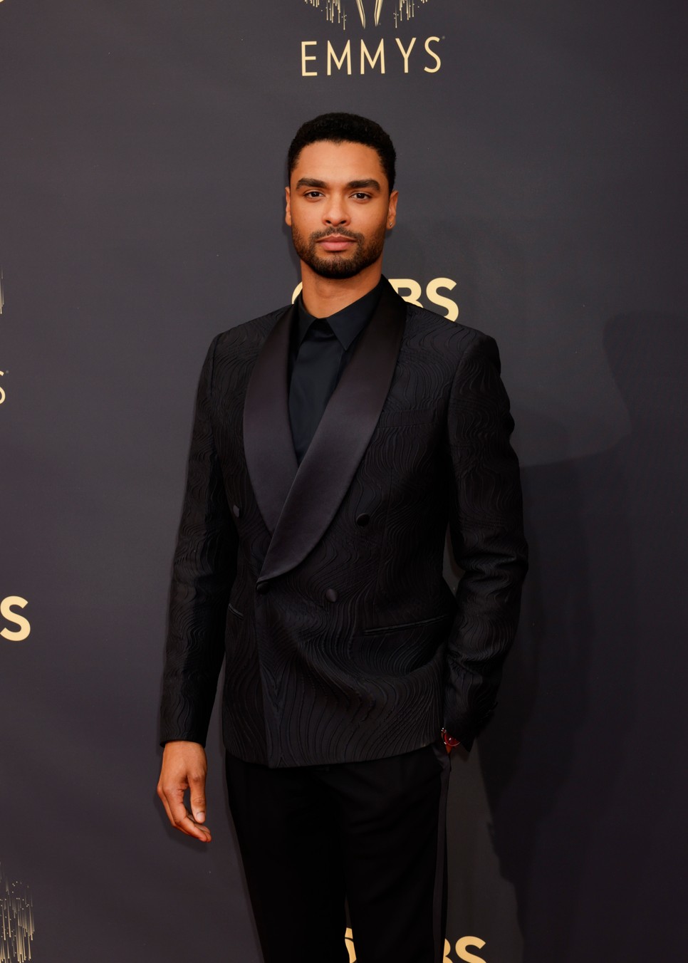 A hercegtől elolvadunk, de itt vannak a további legjobban öltözött pasik a 2021-es Emmy gáláról